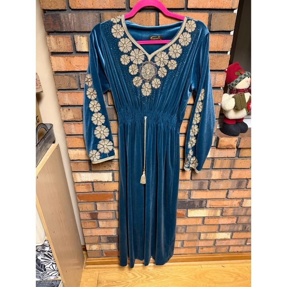 Hemo Other - Blue velvet long sleeve embroidered kaftan dress